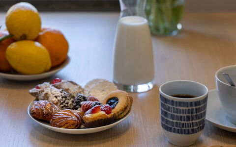 Torretta Penthouse Luxury Apartment In Florence By: Voedsel, Tableware, Serveware, Kop, Dishware, Ingrediënt, Drinkware, Koffiekop, Bord, Nagerecht