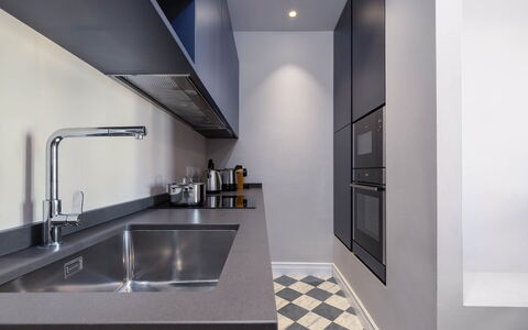 Torretta Penthouse Luxury Apartment In Florence By: Keuken, Countertop, Toestel Van De Keuken, Interieur Ontwerp, Major Appliance, Cabinetry, Fornuis, Flooring, Wastafel, Huishoudapparatuur