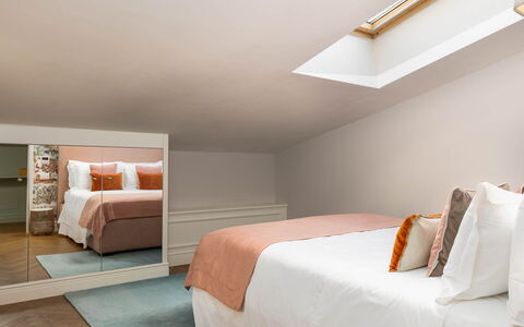 Torretta Penthouse Luxury Apartment In Florence By: Interieur Ontwerp, Muur, Meubilair, Hout, Slaapkamer, Plafond, Bed, Verdieping, Flooring, Verlichting