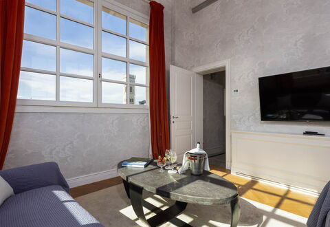 Torretta Penthouse Luxury Apartment In Florence By: Interieur Ontwerp, Plafond, Flooring, Verdieping, Appartement, Kamer, Lichte Inrichting, Gieten, Woonkamer, Lamp