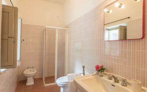 Villa D'elsa: Spiegel, Eigendom, Loodgieterswerkinrichting, Bad, Kraan, Fabriek, Wastafel, Purper, Badkamer