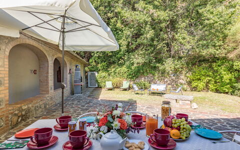 Villa D'elsa: Tableware, Tafel, Fabriek, Voedsel, Meubilair, Bord, Stoel, Dishware, Venster, Gebouw