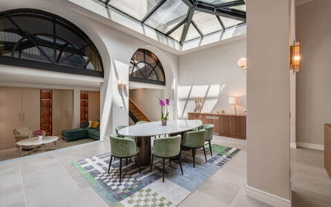 Duomo Penthouse Luxury Apartment In Florence By Pa: Meubilair, Eigendom, Tafel, Stoel, Architectuur, Interieur Ontwerp, Verdieping, Flooring, Hout, Onroerend Goed