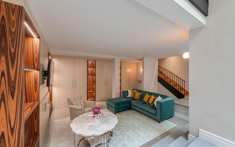 Duomo Penthouse Luxury Apartment In Florence By Pa: Tafel, Gebouw, Eigendom, Meubilair, Bankstel, Comfort, Fotolijst, Fabriek, Interieur Ontwerp, Verlichting