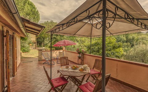 Leccino: Meubilair, Tafel, Fabriek, Schaduw, Gebouw, Buitentafel, Buitenmeubels, Stoel, Boom, Hout