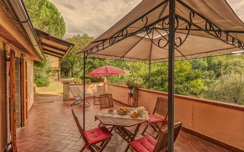 Leccino: Eigendom, Meubilair, Tafel, Gebouw, Fabriek, Schaduw, Buitentafel, Buitenmeubels, Boom, Stoel