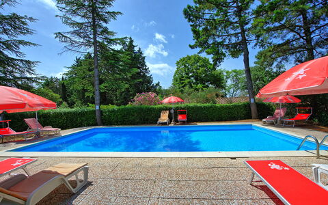 Leccino: Water, Fabriek, Wolk, Lucht, Eigendom, Zwembad, Paraplu, Azure, Schaduw, Boom