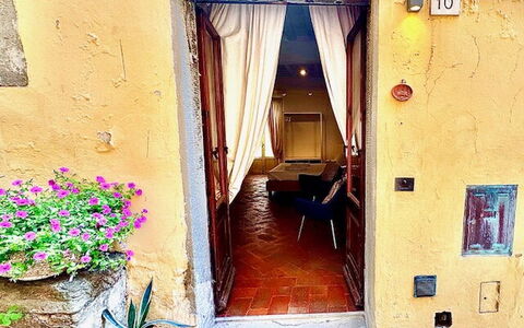 Vicolo Della Scala Rooms: Gebouw, Fabriek, Venster, Azure, Deur, Hout, Huis, Verf, Kamerplant, Lijn