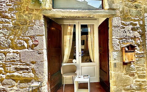 Vicolo Della Scala Rooms: Venster, Gebouw, Deur, Hout, Steen, Fabriek, Stoel, Huis, Gordijn, Facade