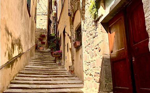 Vicolo Della Scala Rooms: Gebouw, Hout, Weg Oppervlak, Huis, Fabriek, Trap, Flooring, Buurt, Steeg, Tinten En Schaduwen