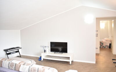 Tiberina 2: Meubilair, Bankstel, Gebouw, Comfort, Hout, Televisie, Woonkamer, Huis, Verdieping