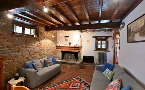 Villa Sette Ponti Levante: Fotolijst, Eigendom, Meubilair, Bankstel, Woonkamer, Hout, Interieur Ontwerp, Flooring, Architectuur, Gebouw