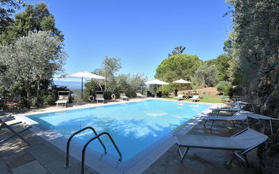 Villa Sette Ponti Levante: Fabriek, Lucht, Eigendom, Water, Zwembad, Tafel, Azure, Schaduw, Buitenmeubels, Boom