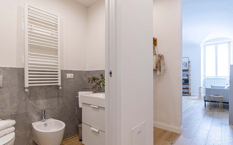 Atelier la Scala: Badkamerkast, Wastafel, Loodgieterswerkinrichting, Venster, Wastafel In De Badkamer, Hout, Badkamer, Interieur Ontwerp, Kraan