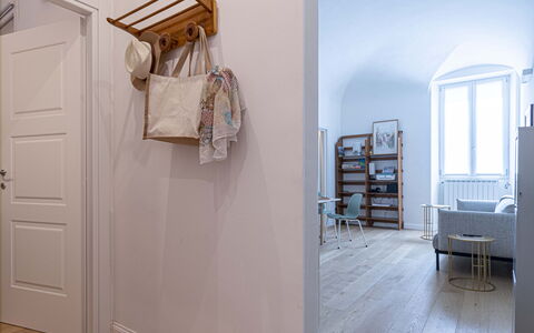 Atelier la Scala: Eigendom, Meubilair, Deur, Hout, Interieur Ontwerp, Verdieping, Gebouw, Flooring, Stellingen, Cabinetry