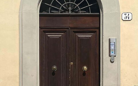 Atelier la Scala: Eigendom, Deur, Hout, Architectuur, Gebouw, Home Deur, Venster, Huis