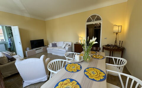 Piazza S. Romano: Tafel, Meubilair, Eigendom, Decoratie, Stoel, Verlichting, Textiel, Interieur Ontwerp, Architectuur, Fabriek