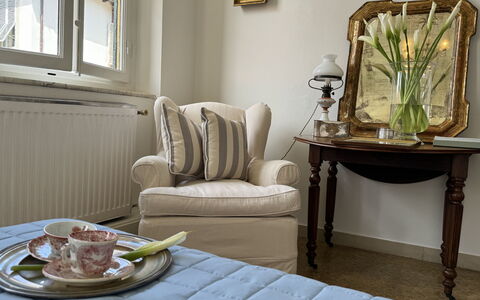 Piazza S. Romano: Meubilair, Eigendom, Tafel, Venster, Comfort, Hout, Textiel, Fotolijst, Tableware, Stoel