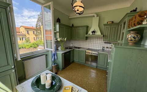 Piazza S. Romano: Cabinetry, Meubilair, Countertop, Verlichting, Wastafel, Venster, Interieur Ontwerp, Tafel, Architectuur, Keuken