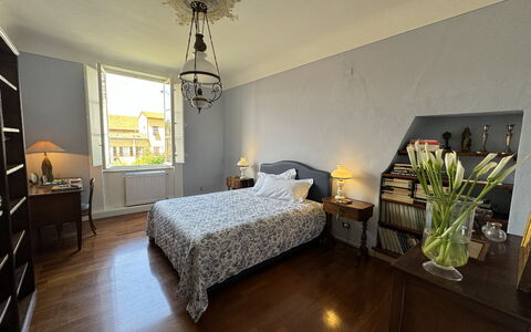 Piazza S. Romano: Meubilair, Fabriek, Venster, Comfort, Tafel, Gebouw, Hout, Interieur Ontwerp, Kamerplant, Schaduw