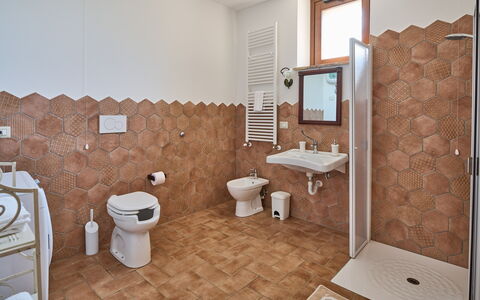Villa Conte Jacopo: Loodgieterswerkinrichting, Spiegel, Wastafel, Gebouw, Toilet, Badkamer, Wastafel In De Badkamer, Wc Bril, Kraan, Interieur Ontwerp