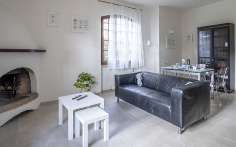 Dimora Del Capitano: Bankstel, Meubilair, Tafel, Interieur Ontwerp, Woonkamer, Slaapbank, Kamerplant, Fotolijst, Comfort, Fabriek