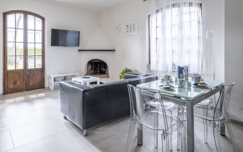 Dimora Del Capitano: Venster, Kamerplant, Tafel, Interieur Ontwerp, Keuken, Verdieping, Flooring, Onroerend Goed, Cabinetry