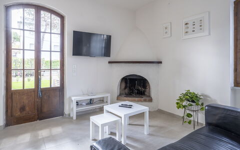 Dimora Del Capitano: Eigendom, Tafel, Meubilair, Fotolijst, Bankstel, Interieur Ontwerp, Fabriek, Venster, Hout, Kamerplant