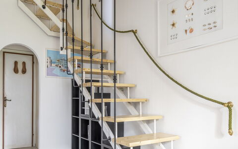 Dimora Del Capitano: Gebouw, Trap, Hout, Verf, Stellingen, Huis, Verdieping, Flooring, Deur