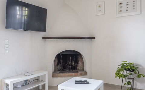 Dimora Del Capitano: Meubilair, Tafel, Eigendom, Fabriek, Bankstel, Fotolijst, Gebouw, Hout, Interieur Ontwerp, Architectuur