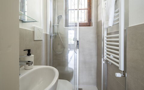 Dimora Del Capitano: Loodgieterswerkinrichting, Kraan, Venster, Eigendom, Gebouw, Wastafel, Badkamer, Wastafel In De Badkamer, Interieur Ontwerp