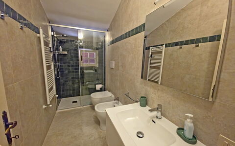Villa Maddalena: Flooring, Loodgieterswerkinrichting, Verdieping, Interieur Ontwerp, Badkamer, Wastafel, Kraan, Loodgieter, Kamer, Wastafel In De Badkamer