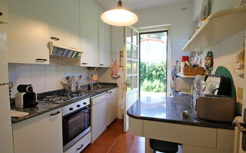 Villa Maddalena: Cabinetry, Countertop, Eigendom, Keuken, Toestel Van De Keuken, Fornuis, Wastafel, Huishoudapparatuur, Interieur Ontwerp, Verdieping