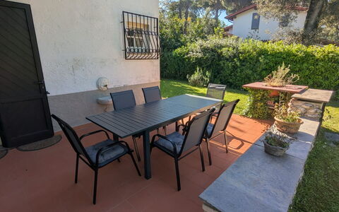 Villa Maddalena: Meubilair, Buitenmeubels, Tafel, Stoel, Buitentafel, Backyard, Tuin, Schaduw, Keuken En Eettafel, Koffietafel