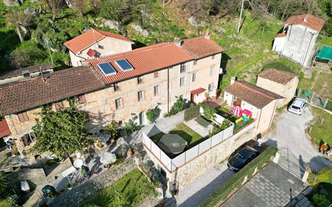 Casa Montebello: Gebouw, Venster, Fabriek, Huis, Auto, Boom, Stedelijk Ontwerp, Dak, Woongebied, Onroerend Goed