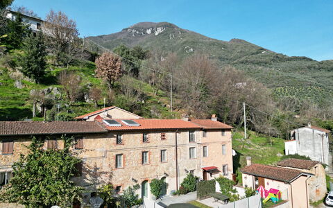 Casa Montebello: Lucht, Eigendom, Fabriek, Berg, Gebouw, Boom, Huis, Buurt, Stedelijk Ontwerp, Woongebied