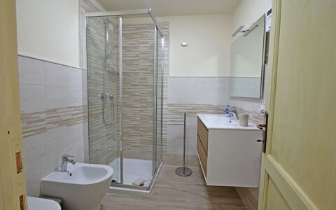 Casa Montebello: Kraan, Wastafel, Loodgieterswerkinrichting, Eigendom, Badkamer, Wastafel In De Badkamer, Purper, Verdieping