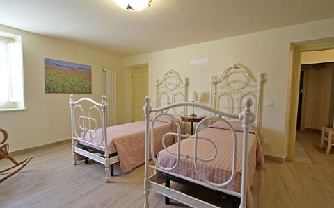 Casa Montebello: Meubilair, Hout, Venster, Gebouw, Interieur Ontwerp, Comfort, Verlichting, Verdieping, Huis, Beits