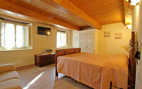 Casa Montebello: Meubilair, Venster, Comfort, Gebouw, Hout, Lamp, Verdieping, Bed Frame, Tafel, Hardwood