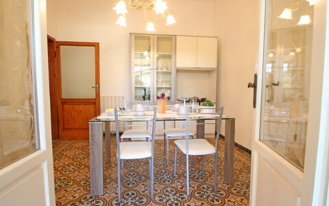 Casa Leonardo: Meubilair, Tafel, Hout, Verlichting, Interieur Ontwerp, Stoel, Verdieping, Muur, Flooring