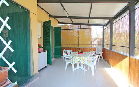 Casa Leonardo: Tafel, Meubilair, Gebouw, Stoel, Hout, Schaduw, Interieur Ontwerp, Verdieping, Woonkamer, Fabriek