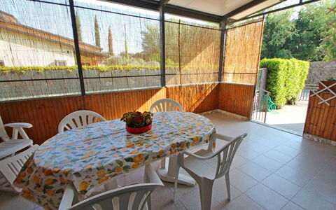 Casa Leonardo: Tafel, Meubilair, Stoel, Fabriek, Interieur Ontwerp, Schaduw, Boom, Hout, Gebouw, Buitenmeubels