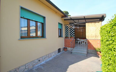 Casa Leonardo: Fabriek, Venster, Lucht, Schaduw, Hout, Verblijf, Onroerend Goed, Facade, Dak, Landschap