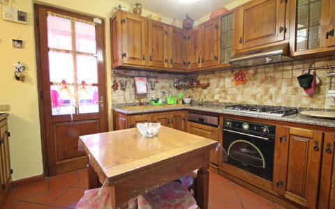 Villa La Rocca: Cabinetry, Countertop, Meubilair, Keuken, Hout, Toestel Van De Keuken, Huishoudapparatuur, Gebouw, Tafel, Interieur Ontwerp