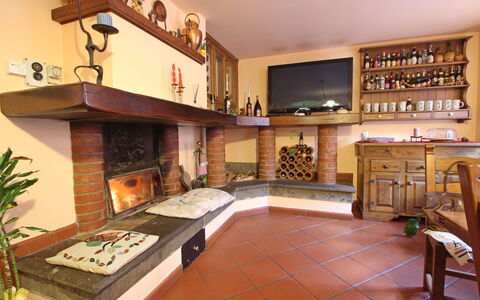 Villa La Rocca: Eigendom, Meubilair, Tafel, Hout, Fotolijst, Interieur Ontwerp, Bankstel, Plank, Woonkamer, Fabriek