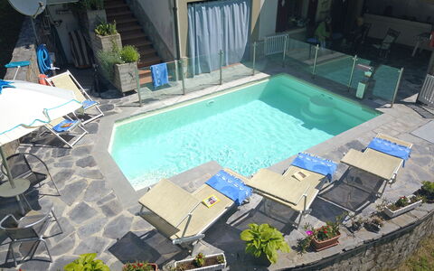 Villa La Rocca: Water, Fabriek, Eigendom, Zwembad, Schaduw, Gebouw, Vrije Tijd, Buitenmeubels, Stedelijk Ontwerp, Condominium