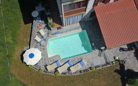 Villa La Rocca: Gebouw, Venster, Stedelijk Ontwerp, Fabriek, Vrije Tijd, Landschap, Gras, Landmark, Stad, Vogelperspectief