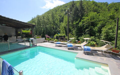 Villa La Rocca: Water, Eigendom, Fabriek, Wolk, Zwembad, Lucht, Azure, Stoel, Boom, Buitenmeubels