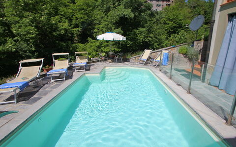 Villa La Rocca: Water, Eigendom, Fabriek, Zwembad, Gebouw, Azure, Boom, Stoel, Schaduw, Buitenmeubels