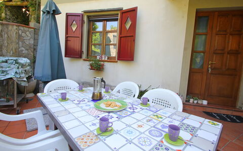 Villa La Rocca: Tafel, Meubilair, Eigendom, Purper, Deur, Textiel, Stoel, Interieur Ontwerp, Architectuur, Fabriek